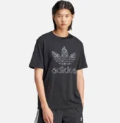 Adidas-Classic-Monogram-Graphic-T-Shirt-Schwarz-1.webp